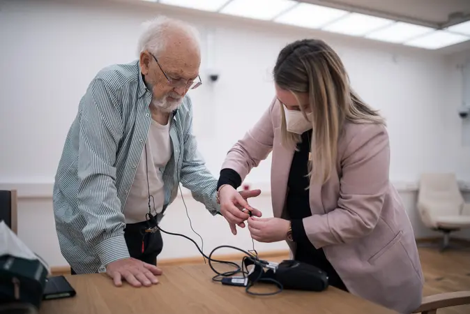 BamLiD-Mitarbeiterin Isabelle Lindner stattet einen Probanden testweise mit einem tragbaren EKG-Ger?t aus.