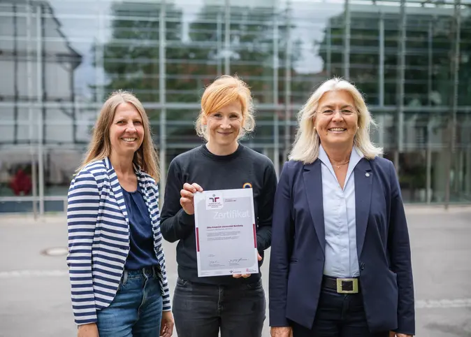 Sabina Haselbek und Christine Reinhardt vom Familienbro halten zusammen mit Kanzlerin Dagmar Steuer-Flieser (v.l.n.r.) das Zertifikat in den H?nden.