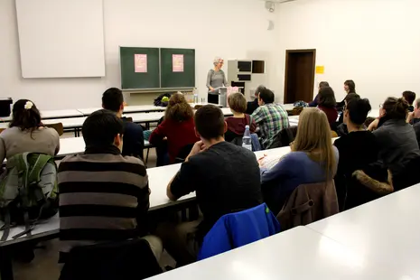 Photo of Prof. Dr. Melissa Zeiger giving her talk and attendees listening to her.