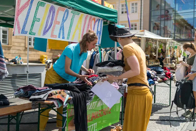 Sarah Leuchtenberg (li.) untersttzte die Besucherinnen und Besucher der Kleidertauschb?rse bei Kleiderauswahl und -abgabe.