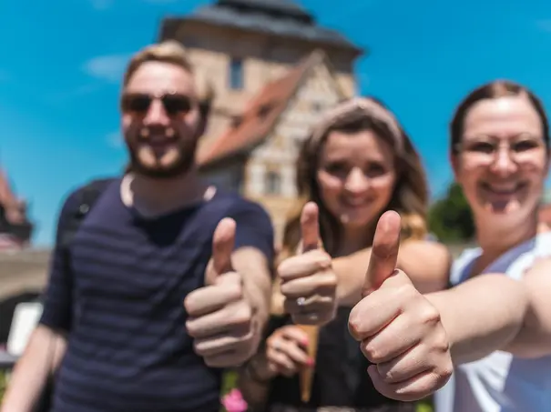 Studierende zeigen Daumen nach oben