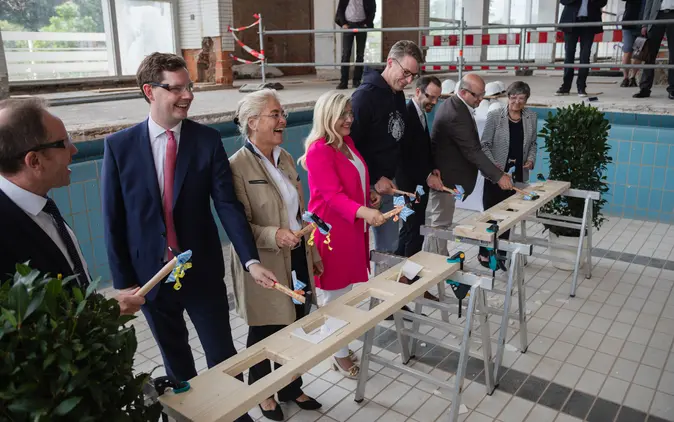 Das alte Hallenbad wird zum Universit?tssportzentrum. Der Hammerschlag leutete den offiziellen Baubeginn ein. Dabei waren (v.l.n.r.): Ulrich Delles, Leiter des Staatlichen Bauamts Bamberg, Jonas Glsenkamp, Zweiter Brgermeister der Stadt Bamberg, Dagmar Steuer-Flieser, Kanzlerin der Universit?t, Melanie Huml, bayerische Staatsministerin fr Europaangelegenheiten und Internationales, Markus Blume, bayerischer Staatsminister fr Wissenschaft und Kunst, Kai Fischbach, Pr?sident der Universit?t Bamberg, Holger Dremel, Mitglied des bayerischen Landtags, sowie Heidrun Piwernetz, Regierungspr?sidentin von Oberfranken. 