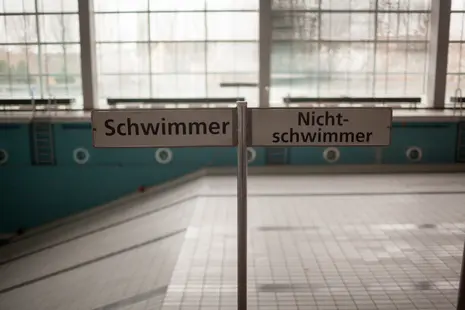 Ein nostalgischer Blick auf alte Zeiten: Schwimmbecken wird es im neuen Universit?tssportzentrum nicht mehr geben. 