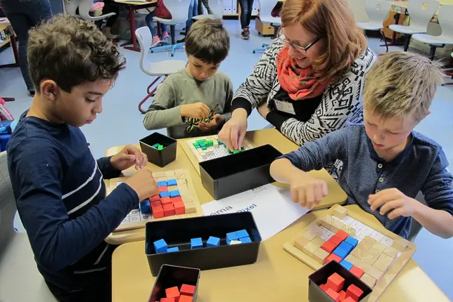 FELI-Mitarbeiterinnen bringen Kindern spielerisch Informatik bei.