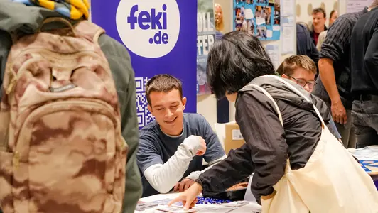 Studentin informiert sich bei der Ersti-Messi ber den Verein feki.de