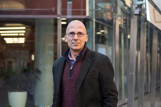 Christoph Benzmller steht vor Teilbibliothek 4