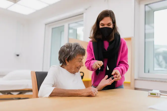 Zwei Personen im Living Lab Demenz, die Tests durchfhren.