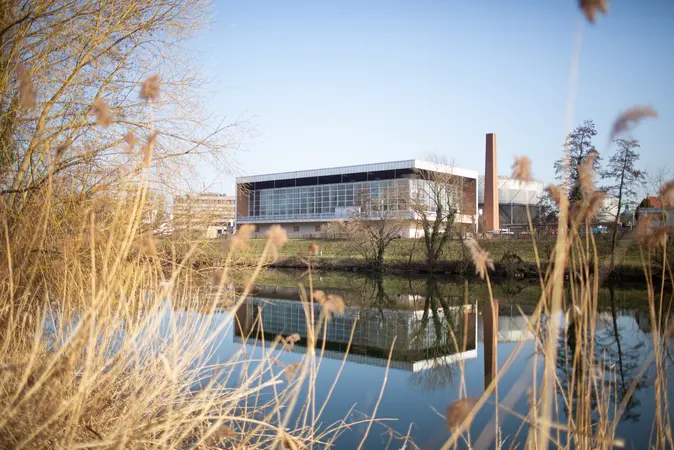 Das alte Hallenbad am Margaretendamm wird zum neuen Sportzentrum der Universit?t Bamberg umgebaut.